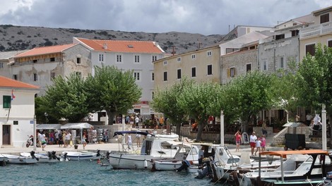 Priljubljen hrvaški otok pod drobnogledom inšpekcije (umazanija v restavracijah, neznosen smrad ...)