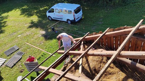 Dobrosrčnež po neurju priskočil na pomoč: že več dni brezplačno popravlja strehe