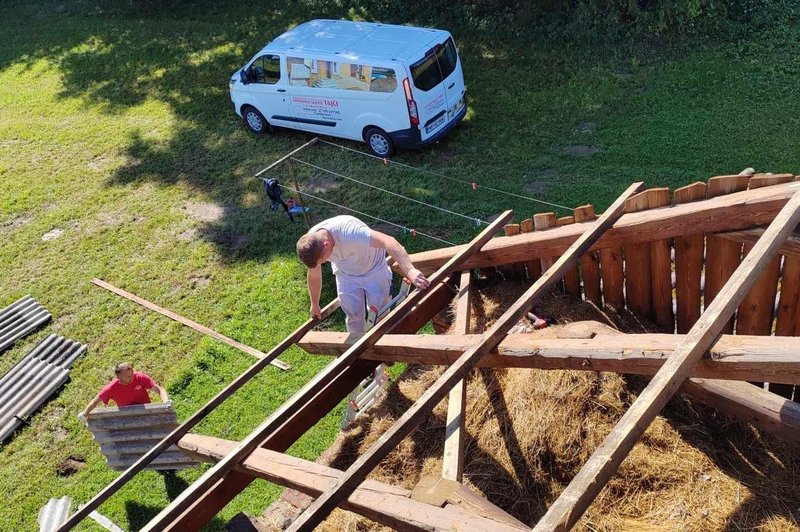 Dobrosrčnež po neurju priskočil na pomoč: že več dni brezplačno popravlja strehe (foto: Facebook/Gradbeni Servis Tajci Vehabovic)