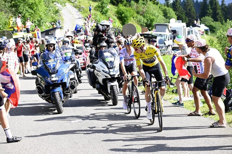 Tuji športni urednik: "Jezen sem, Pogačarja so zaustavili motoristi" (VIDEO) (foto: Profimedia)