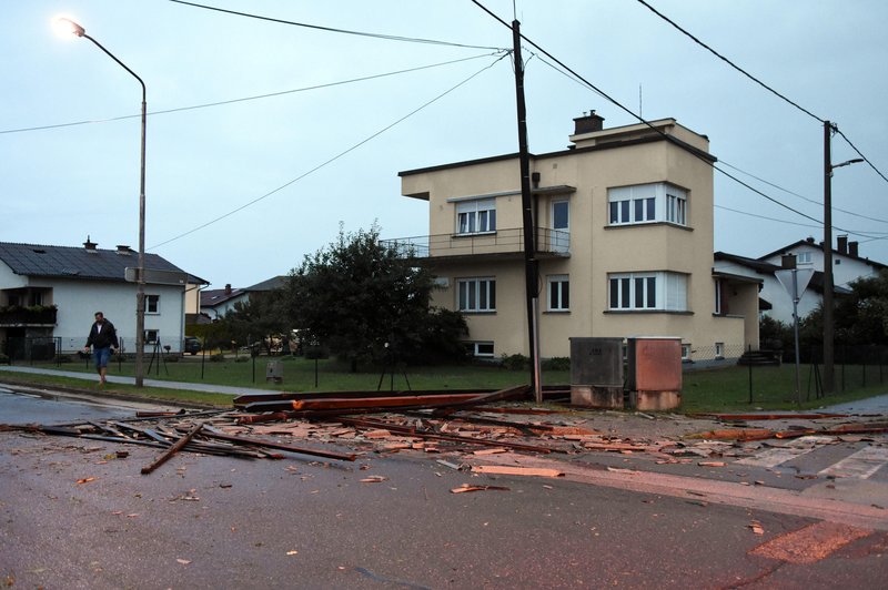 Skrbi ni konec: zaradi posledic neurja gospodinjstva še vedno brez elektrike (foto: Tadej Kirincic/Bobo)