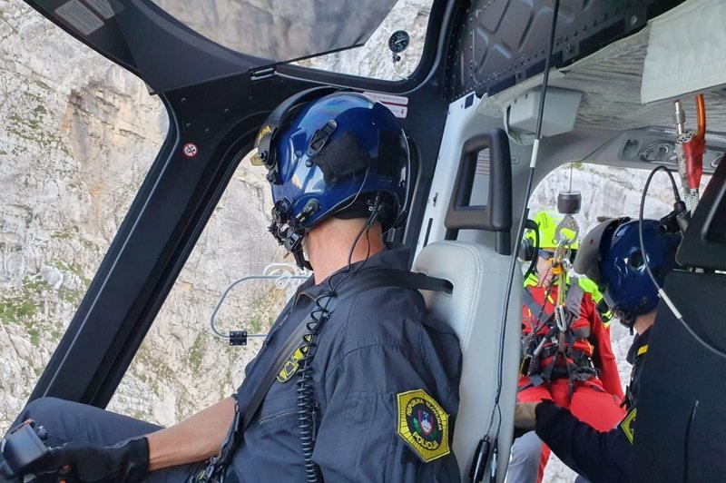 Črn dan v slovenskih gorah: ob sestopu s Triglava je zdrsnila v globino (foto: policija.si)