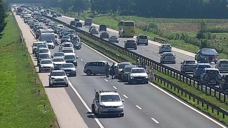 Pazljivo na cestah: zgodila se je prometna nesreča, nastajajo vse daljši zastoji