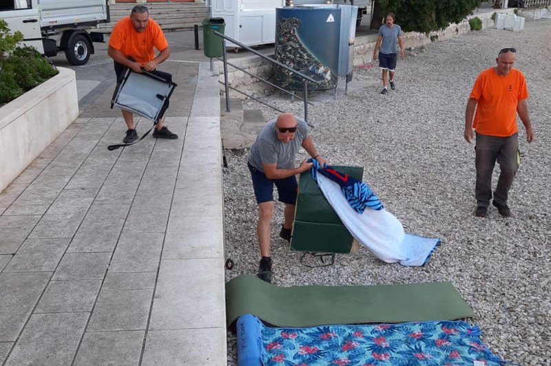 Razočarani turisti: obiskovalci hrvaške plaže ostali brez brisač (foto: Facebook/Općina Gradac)