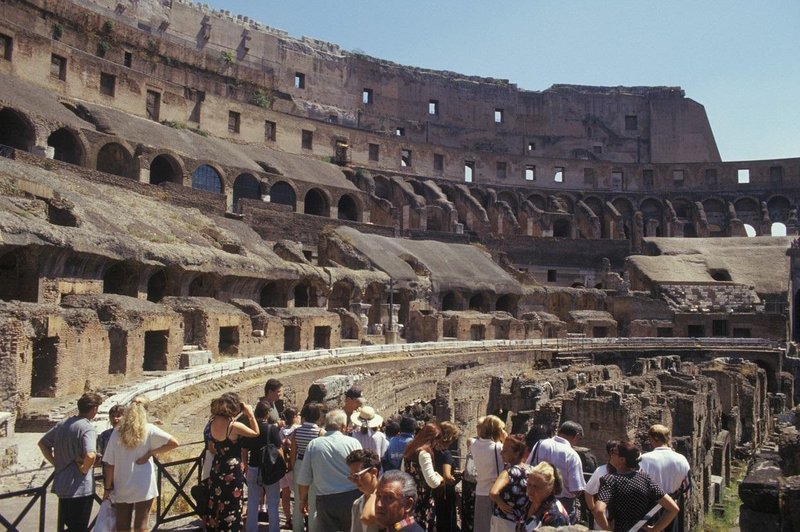 Vodič ni mogel verjeti svojim očem: turisti spet uničevali največjo rimsko znamenitost (foto: Profimedia)