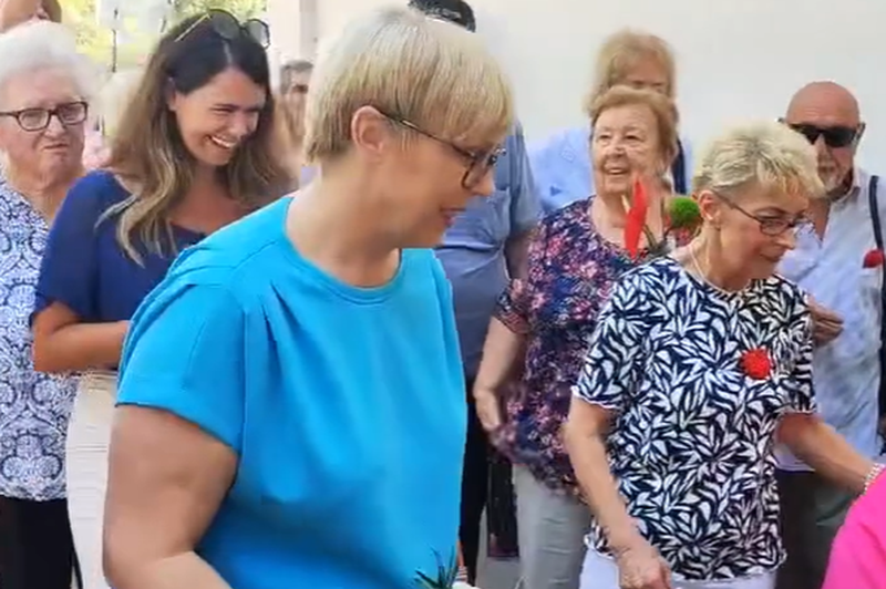 Ganljivo srečanje: Nataša Pirc Musar presenetila stoletno Anico, tekle so solze radosti in sreče (VIDEO) (foto: Instagram/Nataša Pirc Musar/posnetek zaslona)