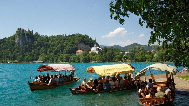 Nezadovoljni Blejčani nad turiste: število obiskovalcev je previsoko in moteče (foto: Profimedia)