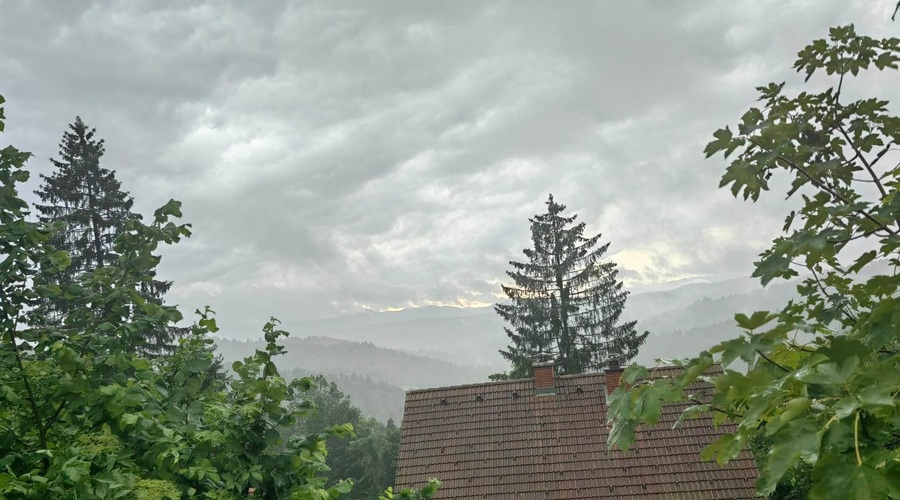 Po burni deževni noči lahko znova nastanejo plohe in nevihte: kdaj bo spet bolj vroče? (foto: Uredništvo)