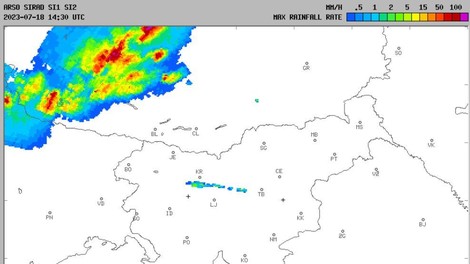 Pozor, pozor! Prižgal se je alarm, Slovenijo čaka huda ura (v Ljubljani na voljo brezplačno parkiranje v garažni hiši)