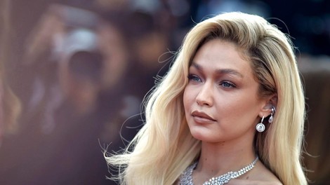 Namesto na rajsko obalo za zapahe: Gigi Hadid aretirana po pregledu prtljage (poglejte, kaj jo je spravilo v težave)