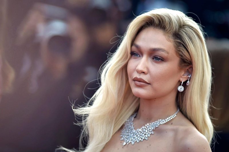 Namesto na rajsko obalo za zapahe: Gigi Hadid aretirana po pregledu prtljage (poglejte, kaj jo je spravilo v težave) (foto: Profimedia)