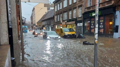 Strašna nevihta v Zagrebu terjala življenja najmanj treh oseb (v hrvaški prestolnici vlada pravi kaos)