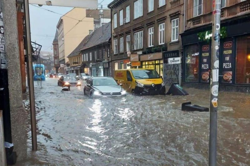 Strašna nevihta v Zagrebu terjala življenja najmanj treh oseb (v hrvaški prestolnici vlada pravi kaos) (foto: STA)