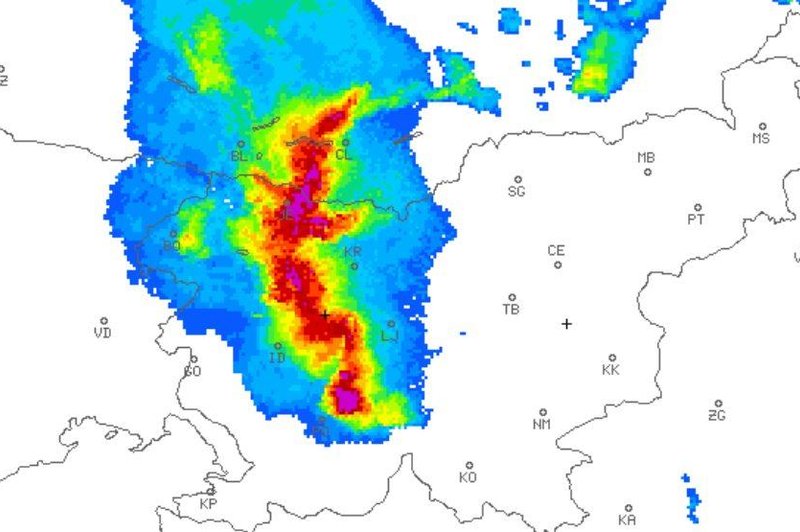 Slovenija spet v rdečem! ARSO izdal najvišje možno opozorilo, nevihtni sistem se premika zelo hitro (foto: ARSO)