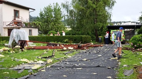 Huda ura v Sloveniji: v koči ujetih 90 planincev, poškodovan gasilec, udar strel ...