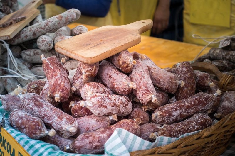 Strokovnjaki svarijo: s počitnic v ogroženih državah ne prinašajte mesnih dobrot (foto: Profimedia)