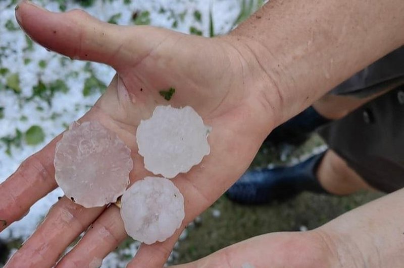 Sodni dan v Celju: toča debela kot jajce klestila vse pod sabo, nevihtna celica proti Kranju (VIDEO) (foto: Neurje.si/Facebook/Suzana Jager)