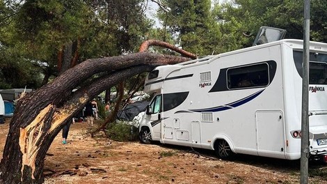 Hudo razdejanje tudi tam, kjer dopustuje veliko Slovencev: pogrešana oseba, uničen avtokamp in več poškodovanih