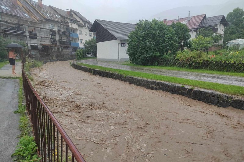 Katastrofalne razmere na Koroškem, zalivalo je hiše, odneslo hlev, v teku so evakuacije (FOTO) (foto: Facebook/Koroška čveka)