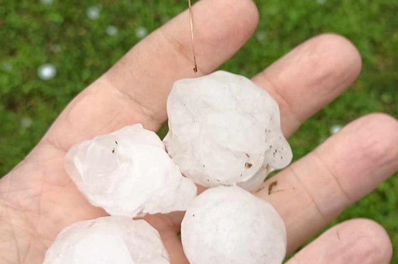 Vreme letos brez usmiljenja: nova nevihta nad Slovenijo, po nekaterih krajih tolkla srdita toča (foto: Luka Mlakar/Neurje.si/Facebook)