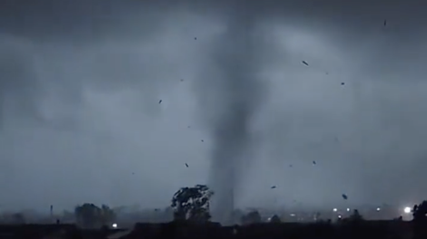 Grozljiv prizor: tornado v Milanu rušil vse pred seboj, več ljudi naj bi bilo poškodovanih (VIDEO)