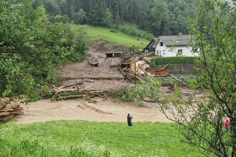 Prizori kot iz grozljivke: zaradi plazov in hudourniških poplav na Koroško prihaja celo slovenska vojska (FOTO) (foto: Gasilci Črna na Koroškem)