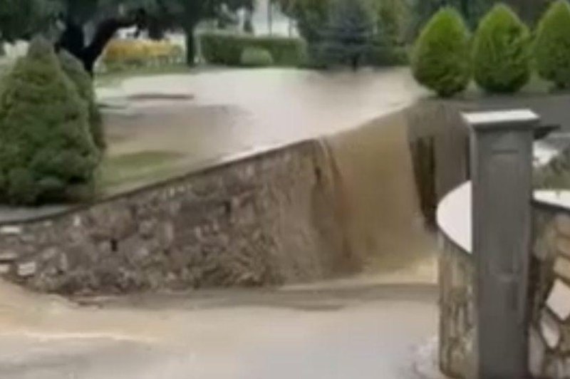 Grozljivi prizori iz Slovenskih Konjic: voda vsepovsod, drla je po cestah in se zlivala čez škarpe (VIDEO) (foto: Neurje.si/posnetek zaslona)