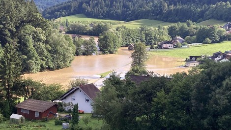 Dan po hudem neurju na Štajerskem in Koroškem: ceste zaprte, obstal je celo železniški promet (poglejte, kje je najhuje)