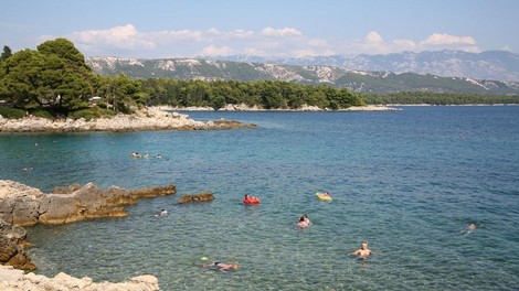 Strah in trepet na hrvaškem otoku: turisti zaskrbljeno kličejo v ambulante