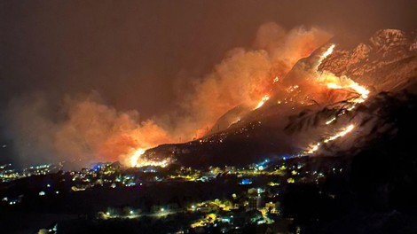 Pri Dubrovniku se je razplamtel obsežen požar, na terenu 130 gasilcev