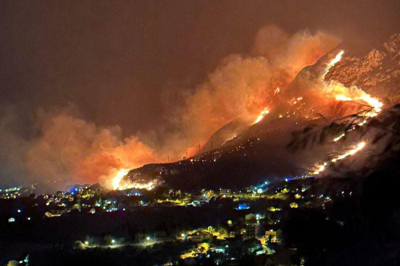 Pri Dubrovniku se je razplamtel obsežen požar, na terenu 130 gasilcev (foto: Twitter/GillesVarone)