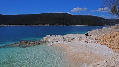 Na plaži v Istri napaden otrok (zgrožena mama ni mogla verjeti svojim očem)