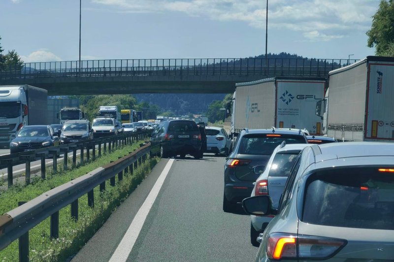 Zastoji do ljubljanske južne obvoznice: "Ne zavirajte in si ne ogledujte prometne nesreče" (foto: Uredništvo)