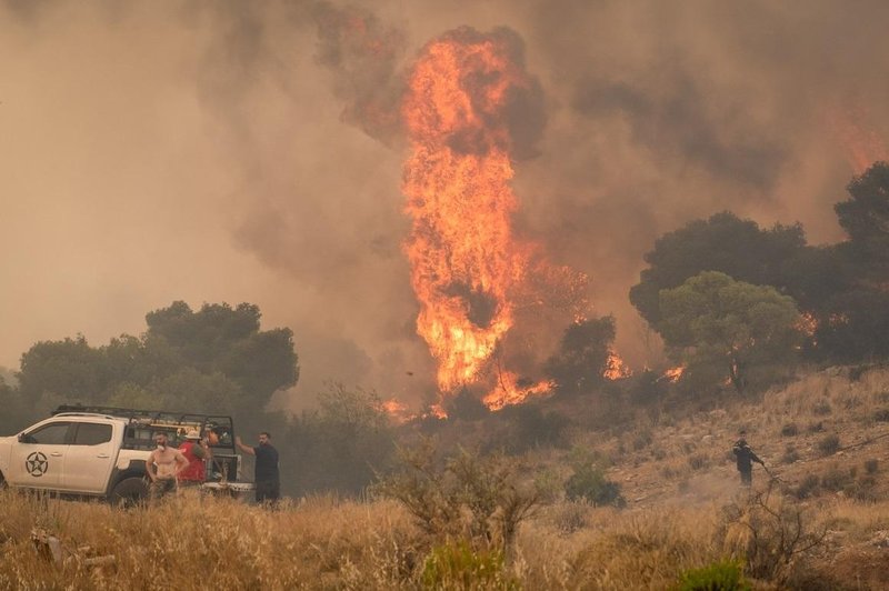 Ognjena drama v Grčiji se nadaljuje: rdeči alarmi blizu Aten, spet smrtne žrtve (foto: Profimedia)