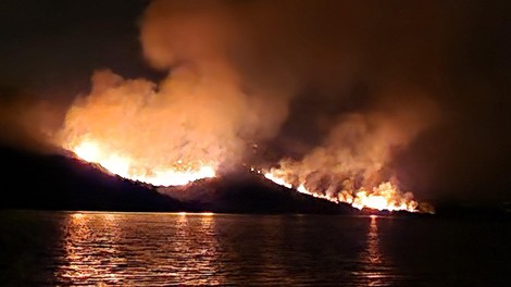 Požara na otoku Čiovo še ni konec: čakajo na pomoč iz zraka