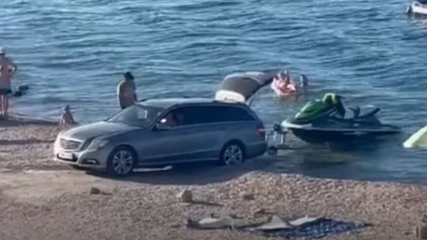 "Nekdo bi ga moral oklofutati in potisniti v morje!" Posnetek turista na Jadranu poskrbel za zgražanje (VIDEO)