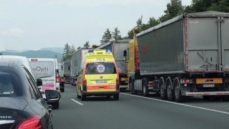 Kaos na primorski cesti! Sobota se spreminja v prometni pekel, proti Ljubljani vse stoji (zgodila se je nesreča)