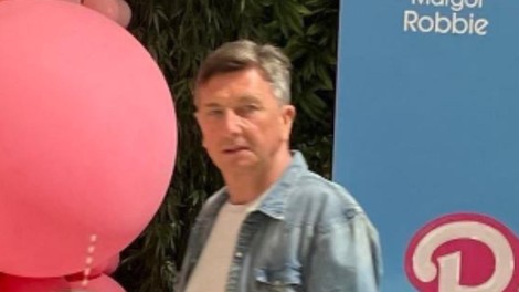 Tudi Borut Pahor navdušen nad filmom Barbie: poglejte, kaj je prinesel s sabo v kino (FOTO)