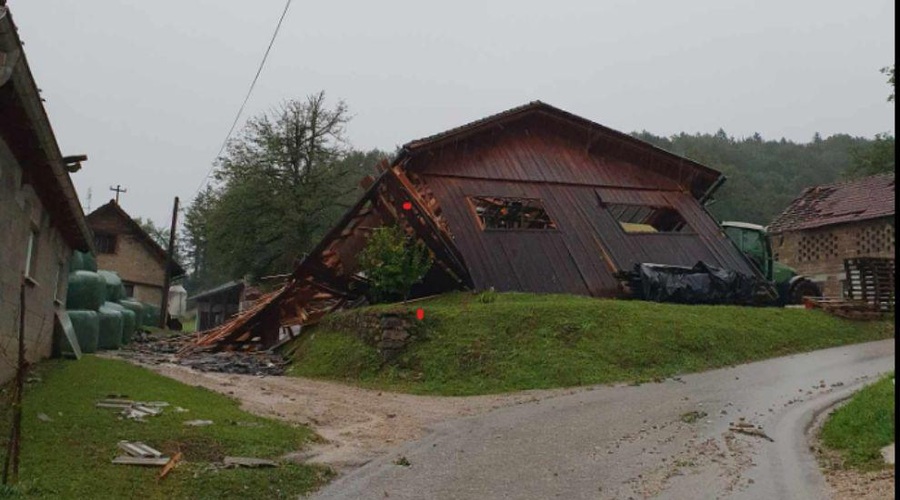 Narava je spet pokazala zobe: ponoči sta močan dež in veter povzročila kar nekaj škode (foto: Facebook/PGD Mirje)