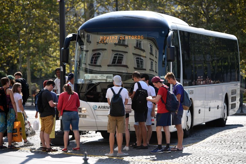 Nevarnost avtobusnih potovanj in grozljive posledice nesreč: zakaj potniki ne uporabljajo varnostnih pasov? (foto: Borut Živulovič/Bobo)