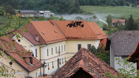 Nedeljska popoldanska neurja povzročala nevšečnosti po državi (poglejte, kje je bilo najhuje)