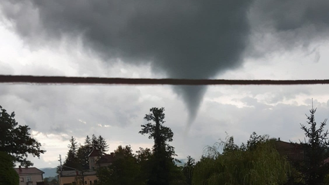 FOTO in VIDEO: Skozi Slovenijo se je pomikal tornado (pustošil je na območju Ilirske Bistrice)