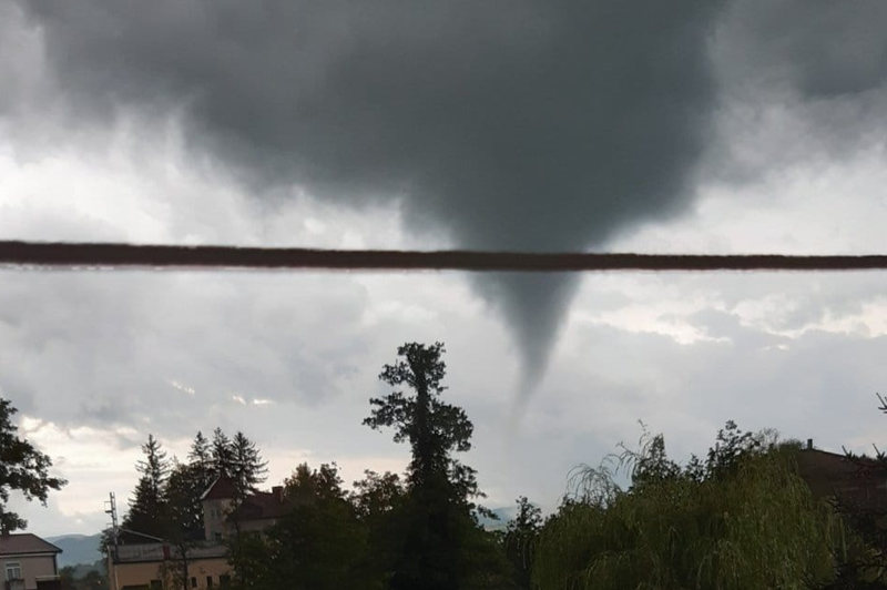 FOTO in VIDEO: Skozi Slovenijo se je pomikal tornado (pustošil je na območju Ilirske Bistrice) (foto: Facebook/Neurje.si/Sonja Stranščak)