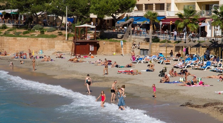 Tudi vi to počnete na plaži? Previdno, lahko vas doleti kazen (foto: Profimedia)