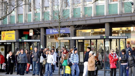 V središču Ljubljane je na pločniku v mlaki krvi ležal moški (mimoidoči pa so le nemo opazovali)