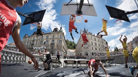 V Ljubljani se obeta spektakel, osupljivi Dunking Devils bodo poskušali skočiti v Guinnessovo knjigo rekordov (VIDEO)