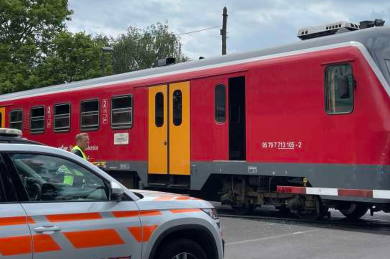 Znane nove podrobnosti o hudi prometni nesreči v Ljubljani: v trčenju s potniškim vlakom umrla ena oseba (foto: Kaja Šoštarec/STA)