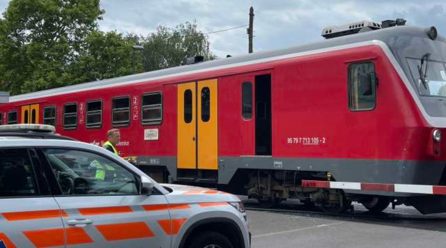 Znane nove podrobnosti o hudi prometni nesreči v Ljubljani: v trčenju s potniškim vlakom umrla ena oseba (foto: Kaja Šoštarec/STA)