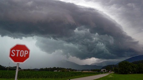 Zajela nas bodo močnejša neurja, ki lahko povzročijo nove poplave in proženje plazov (izdan oranžni alarm)