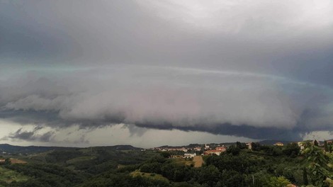 FOTO: Poglejte, kakšen neverjeten oblak je pravkar nad Goriškimi brdi (uresničujejo se najmračnejše napovedi)